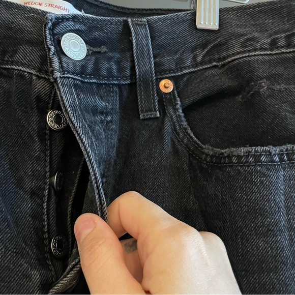 Levi’s Wedgie High-Rise Frayed Ripped Knee Crop Straight-Leg Jeans (Size 28) - Picture 5 of 8